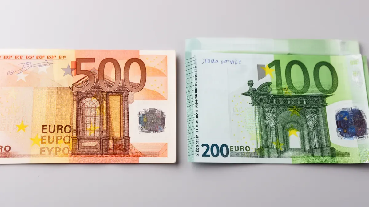 Gros plan sur un billet de 500 euros et un billet de 200 euros côte à côte