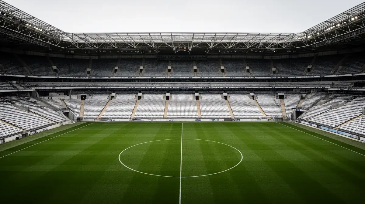 Vue large du Parc des Princes vide, symbolisant l'écart financier entre le PSG et les autres clubs